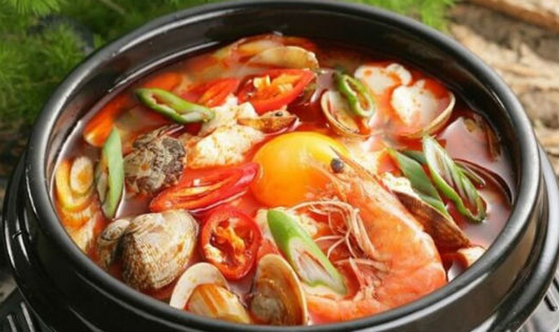 Món lẩu Thái hải sản chua, cay "nức tiếng" Đà Nẵng được các đầu bếp tại Ngọc Hương Seafood chế biến như thế nào?