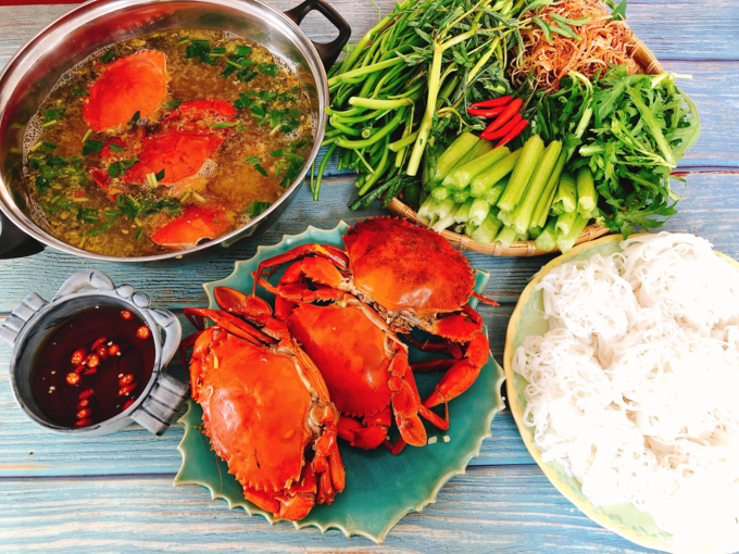 Lẩu cua rau muống - Món ngon đặc sản mà thực khách khi đến với Đà Nẵng không thể bỏ qua tại Nhà hàng Hải sản Ngọc Hương